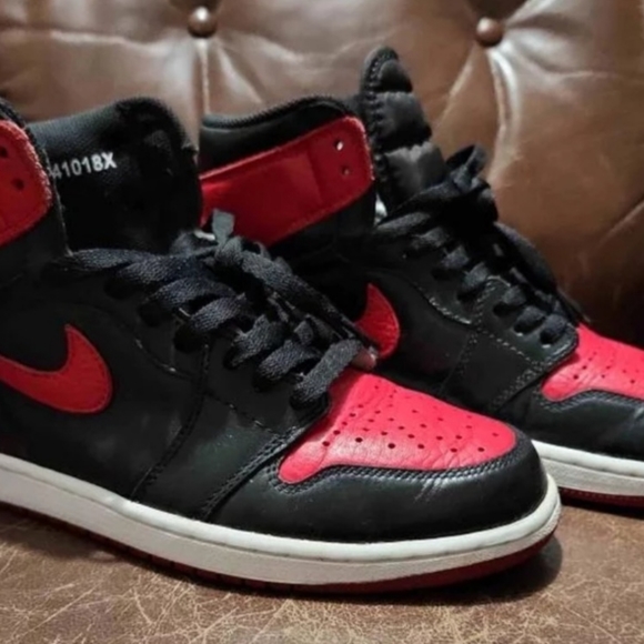 Mens Jordan 1 high 2016 "banned"/ bred, size 9.5 excellent condition. - Picture 2 of 8